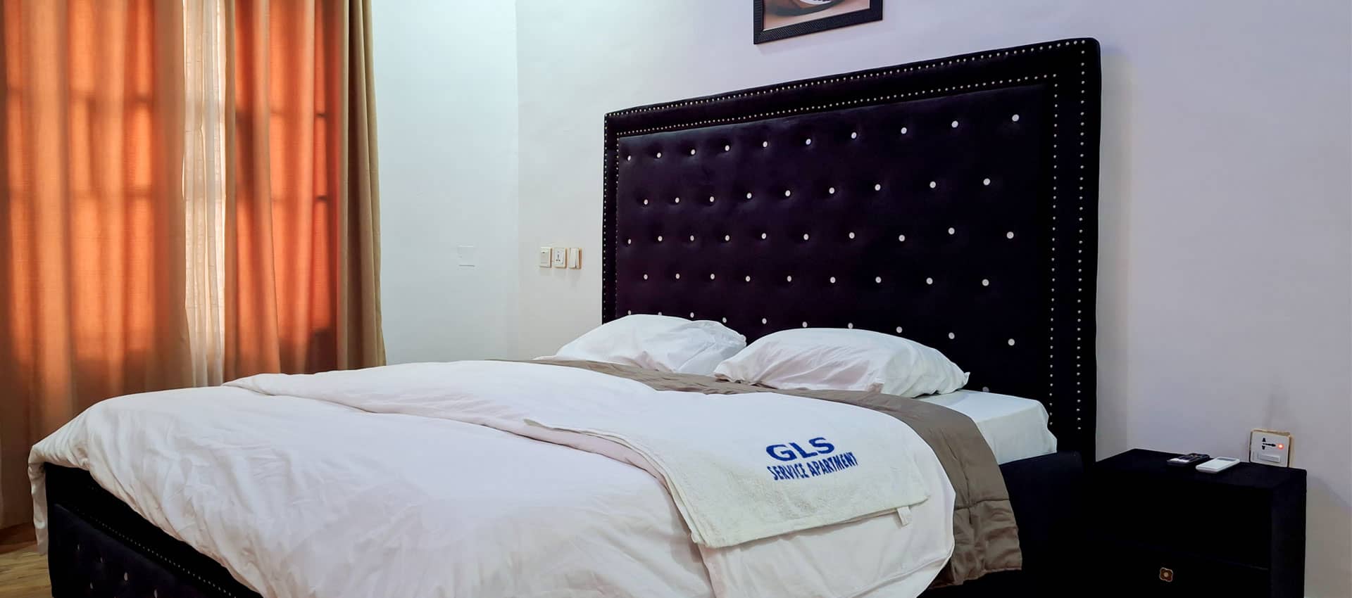 GLS Bespoke Apartments Queen's Bed